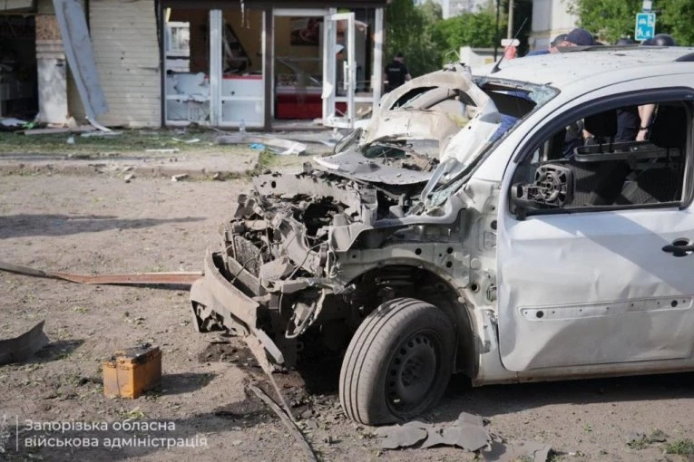 MRTVI LEŽE PO ULICI, AUTOMOBILI LETE U VAZDUH, RODITELJI U PANICI BEŽE S DECOM...! Stravični snimci ruskih udara na Zaporožje - VIŠE MRTVIH, NA DESETINE RANJENIH! (UZNEMIRUJUĆI FOTO, VIDEO)