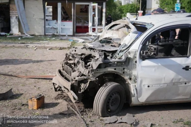 MRTVI LEŽE PO ULICI, AUTOMOBILI LETE U VAZDUH, RODITELJI U PANICI BEŽE S DECOM...! Stravični snimci ruskih udara na Zaporožje - VIŠE MRTVIH, NA DESETINE RANJENIH! (UZNEMIRUJUĆI FOTO, VIDEO)