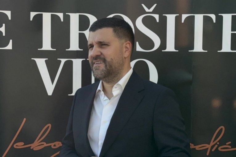 Nebojša Vojvodić, pevač