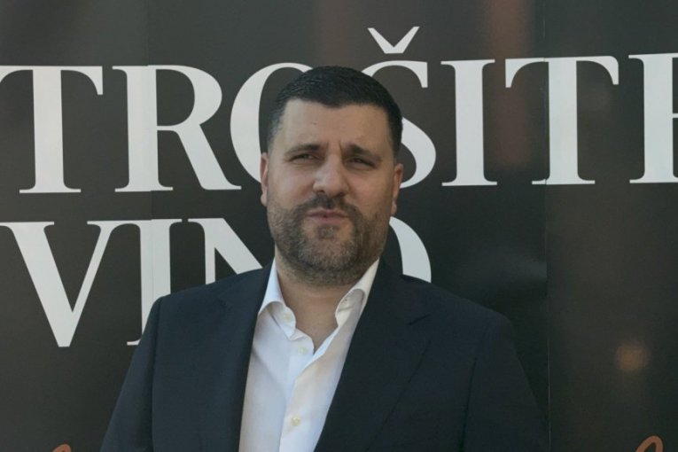 Nebojša Vojvodić, pevač