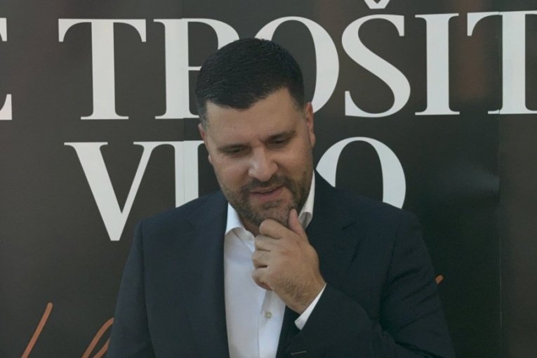 Nebojša Vojvodić, pevač