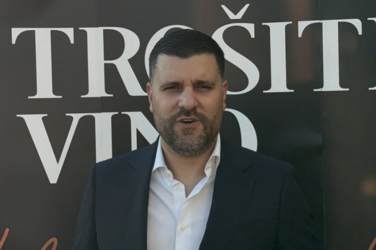 Nebojša Vojvodić, pevač