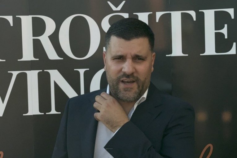 Nebojša Vojvodić, pevač
