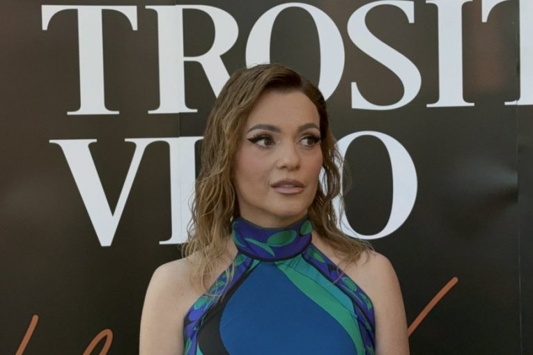 Jelena Kostov, pevačica