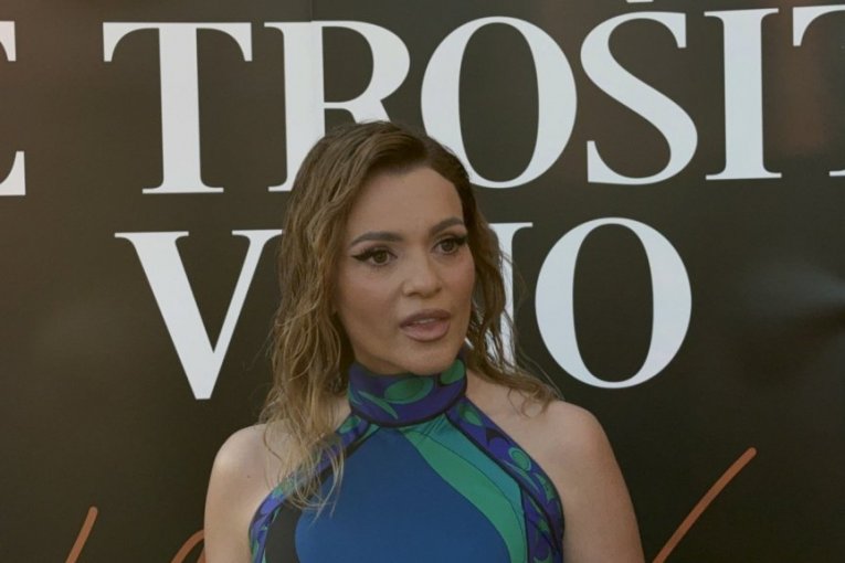 Jelena Kostov, pevačica