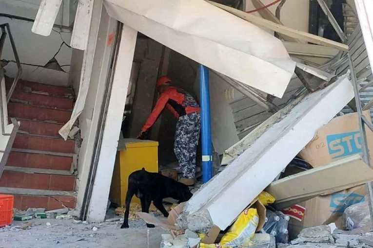 CRNI BILANS NASTAVLJA DA RASTE! 37 žrtava RAZORNOG zemljotresa, više od 400 POVREĐENIH, spasioci idalje kopaju po ruševinama u potrazi za NESTALIMA! (FOTO, VIDEO)