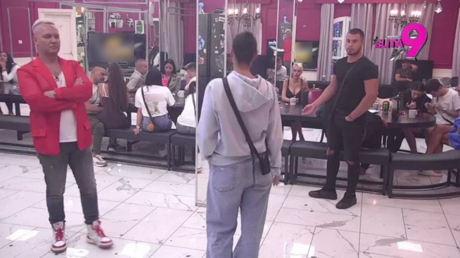 POMAHNITALOG VIKTORA JEDVA ZAUSTAVILI: Obezbeđenje skočilo posle Mininog RASKRINKAVANJA! (VIDEO)