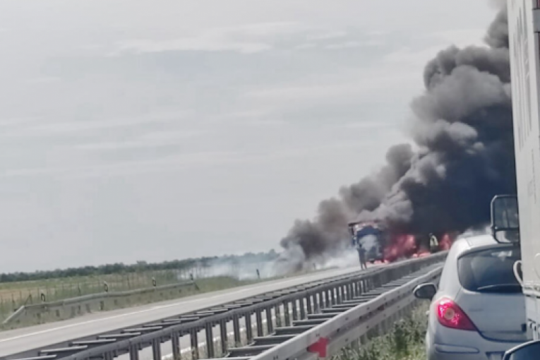 BUKTINJA NA AUTO-PUTU KOD ŠIMANOVACA! 