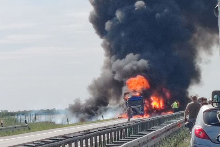 BUKTINJA NA AUTO-PUTU KOD ŠIMANOVACA! 