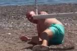 ĐANI SE SRUŠIO NASRED PLAŽE! Pevač doživeo peh na odmoru: Prevrnuo se s ljuljaške, pa opsovao sve po spisku!