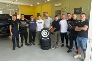 GEST OVIH MATURANATA VIDELA JE CELA SRBIJA! Razrednom starešini kupili gume za auto: "Hteli smo da mu kupimo juga, ali..." (FOTO, VIDEO)