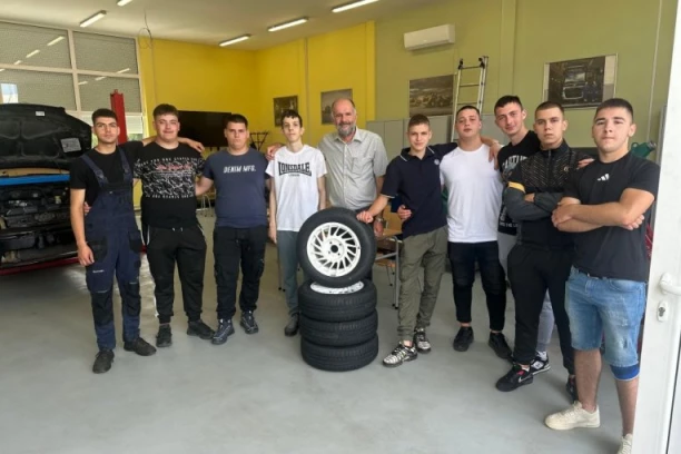 GEST OVIH MATURANATA VIDELA JE CELA SRBIJA! Razrednom starešini kupili gume za auto: "Hteli smo da mu kupimo juga, ali..." (FOTO, VIDEO)