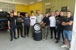 GEST OVIH MATURANATA VIDELA JE CELA SRBIJA! Razrednom starešini kupili gume za auto: "Hteli smo da mu kupimo juga, ali..." (FOTO, VIDEO)