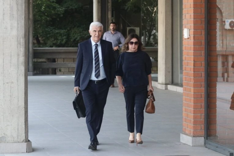 IZNOŠENJE ZAVRŠNIH REČI PRED PRESUDU KECMANOVIĆIMA OTVORENO ZA JAVNOST! Majka dečaka-ubice u pratnji advokata stigla u sud!