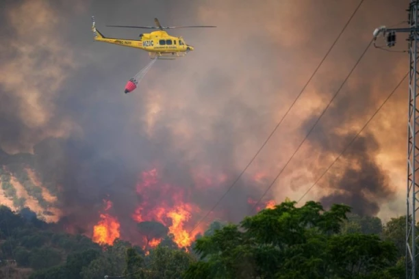 VATRENA STIHIJA VAN KONTROLE! Ogroman šumski požar GUTA SVE pred sobom, EVAKUACIJE u toku! (FOTO, VIDEO)