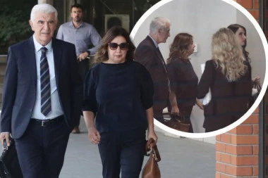 IZNOŠENJE ZAVRŠNIH REČI PRED PRESUDU KECMANOVIĆIMA OTVORENO ZA JAVNOST! Majka dečaka-ubice u pratnji advokata stigla u sud!