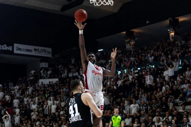 TRKA ZA CENTRA: Partizan i Crvena zvezda žele istog igrača