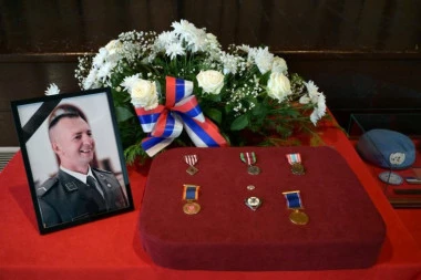 TUGA DO NEBA! Sahranjen stariji vodnik Jovanović koji je poginuo u misiji u Libanu - Ministarstvo odbrane dodelilo zastavu i medalju (FOTO, VIDEO)