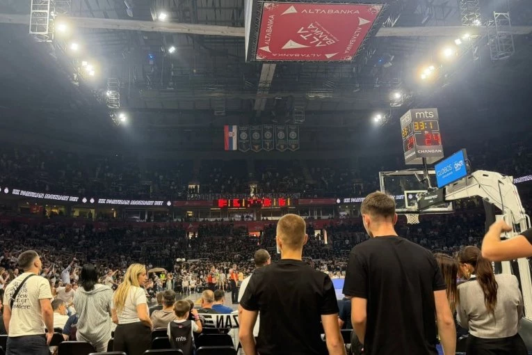 EMOTIVNE SCENE IZ ARENE! Partizan se oprostio od Avdića - prizor koji slama srca (VIDEO, FOTO)