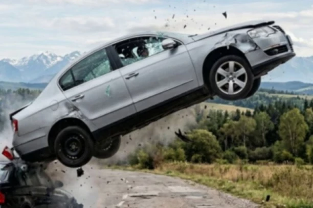 PROBIO OGRADU, PRELETEO PREKO DVORIŠTA, ISPREVRTAO SE PA SE ZAKUCAO U KUĆU! Snimak stravične nesreće kod Nove Varoši - TRKA DVOJICE DRUGOVA AUTOMOBILIMA UMALO SE TRAGIČNO ZAVRŠILA! (VIDEO)