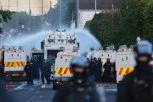 PAKAO NA ULICAMA GLAVNOG GRADA! Gore automobili, lete Molotovljevi kokteli, policija udarila vodenim topovima na razjarenu masu! (FOTO, VIDEO)