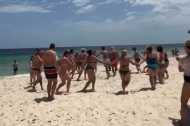 HIT SNIMAK IZ TUNISA! Srbi zaigrali moravac na obali mora, turisti ostali u čudu (FOTO, VIDEO)