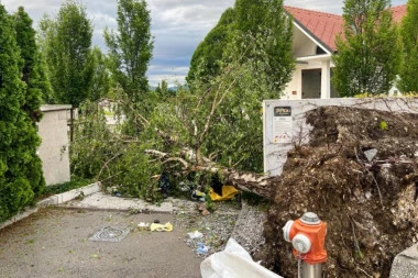 TUTNJE OLUJE, PRETE POPLAVE: Potpuni haos u Sloveniji, nevreme paralisalo deo zemlje