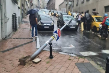 PALA BANDERA NASRED PUTA! Haos u centru Beograda, stvara se saobraćajna gužva! (FOTO)