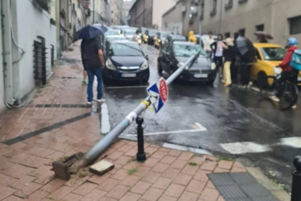 PALA BANDERA NASRED PUTA! Haos u centru Beograda, stvara se saobraćajna gužva! (FOTO)