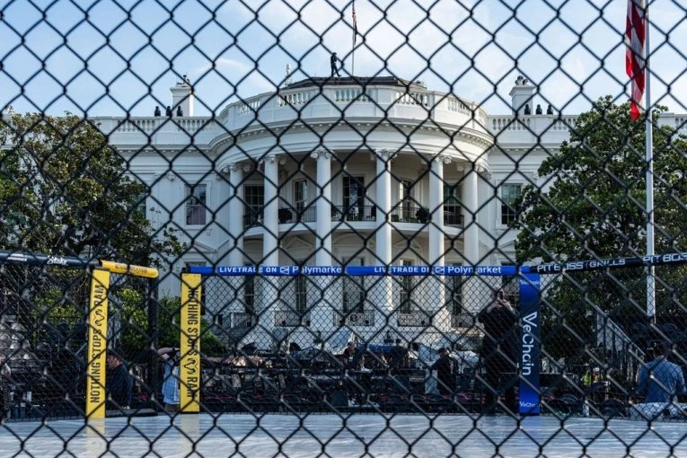 AMERI U ŠOKU: Donald Tramp je stvarno sagradio UFC arenu u dvorištu Bele kuće (FOTO)