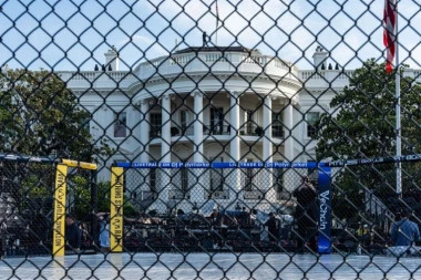AMERI U ŠOKU: Donald Tramp je stvarno sagradio UFC arenu u dvorištu Bele kuće (FOTO)