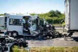 HOROR NA AUTO-PUTU! Osam mrtvih u STRAVIČNOM nizu sudara, vozila GORELA kao buktinje! (FOTO)