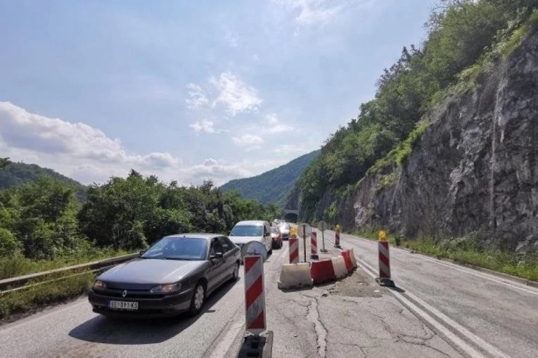 Ova deonica u nedelju potpuno obustavljena za saobraćaj: Vozila mogu samo alternativnim putnim pravcem!