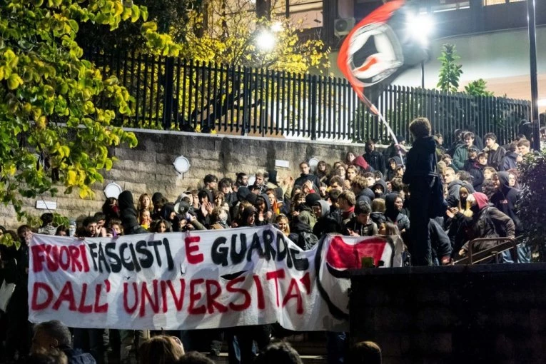 POTPUNI HAOS U NAJAVI: U subotu u centru prestonice U ISTO VREME MITINZI DESNICE I ANTIFAŠISTA! (FOTO)