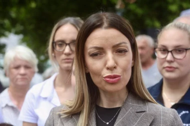 "GRAĐANI VERUJU SNS, VLADI SRBIJE I ALEKSANDRU VUČIĆU!" Mesarovićeva: Pokazali smo kakav je Surčin bio pre 2012. i kako izgleda od tada! (FOTO, VIDEO)