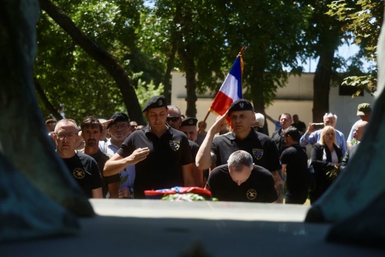 ОДАТА ПОЧАСТ ЈУНАЦИМА СА КОШАРА