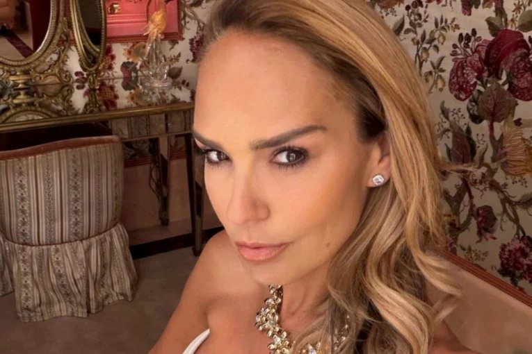 Marijana Mateus u beloj mini-haljini IZGLEDA KAO MILION DOLARA: Nakit i dubok dekolte ukrali ŠOU u Londonu (FOTO)