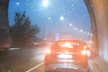 VETAR OBORIO SEMAFORE, AUTOMOBILI PLIVAJU PO GRADU: Nezapamćeni prizori nevremena u Novom Sadu! PLJUSAK PARALISAO ULICE (VIDEO)