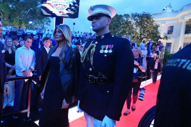 MELANIJA TRAMP GLAVNA TEMA! Svi pričaju o stajlingu prve dame na UFC U BELOJ KUĆI (FOTO GALERI