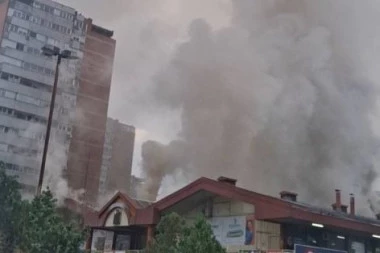 VELIKI POŽAR U TRŽNOM CENTRU "ENJUB" - Na terenu veliki broj vatrogasaca, vatrena stihija guta lokale na Novom Beogradu! (VIDEO)