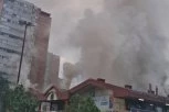 VELIKI POŽAR U TRŽNOM CENTRU "ENJUB" - Na terenu veliki broj vatrogasaca, vatrena stihija guta lokale na Novom Beogradu! (VIDEO)
