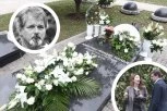 EMOTIVNE SCENE NA NOVOM GROBLJU: Održan desetogodišnji pomen, Mandi odali počast deca, udovica i ove kolege! (VIDEO)