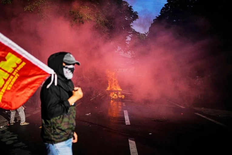 NEVIĐENI HAOS NA PROTESTIMA: Policija privela više desetina ljudi! (FOTO, VIDEO)