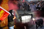 NEVIĐENI HAOS NA PROTESTIMA: Policija privela više desetina ljudi! (FOTO, VIDEO)