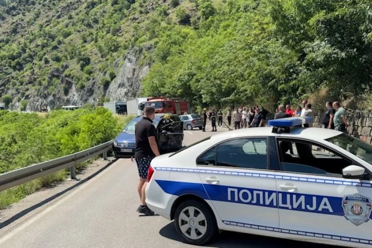 AUTOMOBILI SMRSKANI, U JEDNOM BILA BEBA STARA SAMO 15 DANA! Težak sudar na Ibarskoj magistrali! (FOTO)