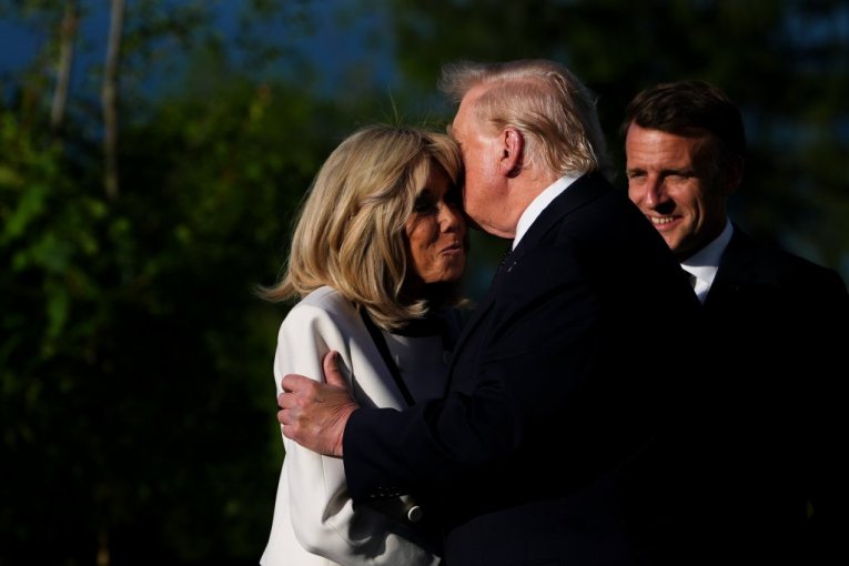 ТРАМП СХВАТИЛ БРИЖИТ, МАКРОН СМОТРЕЛ! Об этом поступке американского президента сейчас все говорят