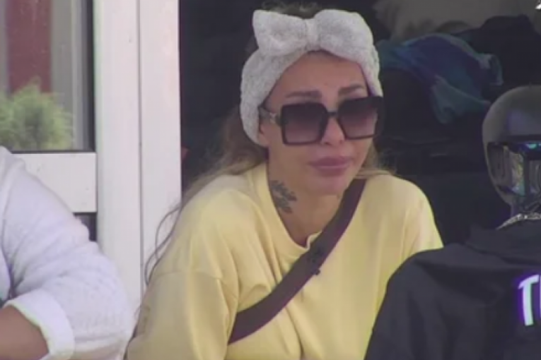 Aneli Ahmić plače