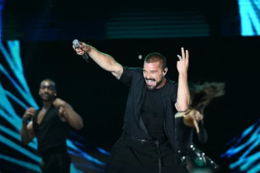 SPEKTAKL GODINE U BEOGRADU NA VODI! Riki Martin po prvi put u Srbiji, a u publici ludilo: Ceca, Breskvica i pola estrade na koncertu latino ikone!