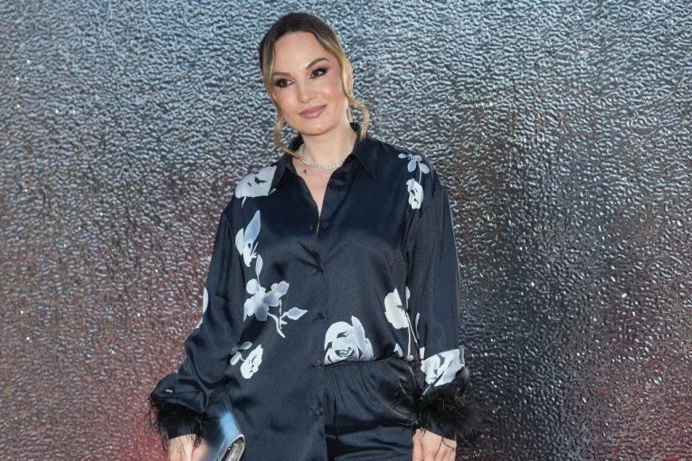 DA LI ĆE JELENA TOMAŠEVIĆ MORATI DA PROMENI KARIJERU? Pevačici se zbog dva snimka život promenio!
