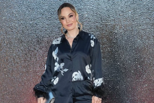 DA LI ĆE JELENA TOMAŠEVIĆ MORATI DA PROMENI KARIJERU? Pevačici se zbog dva snimka život promenio!